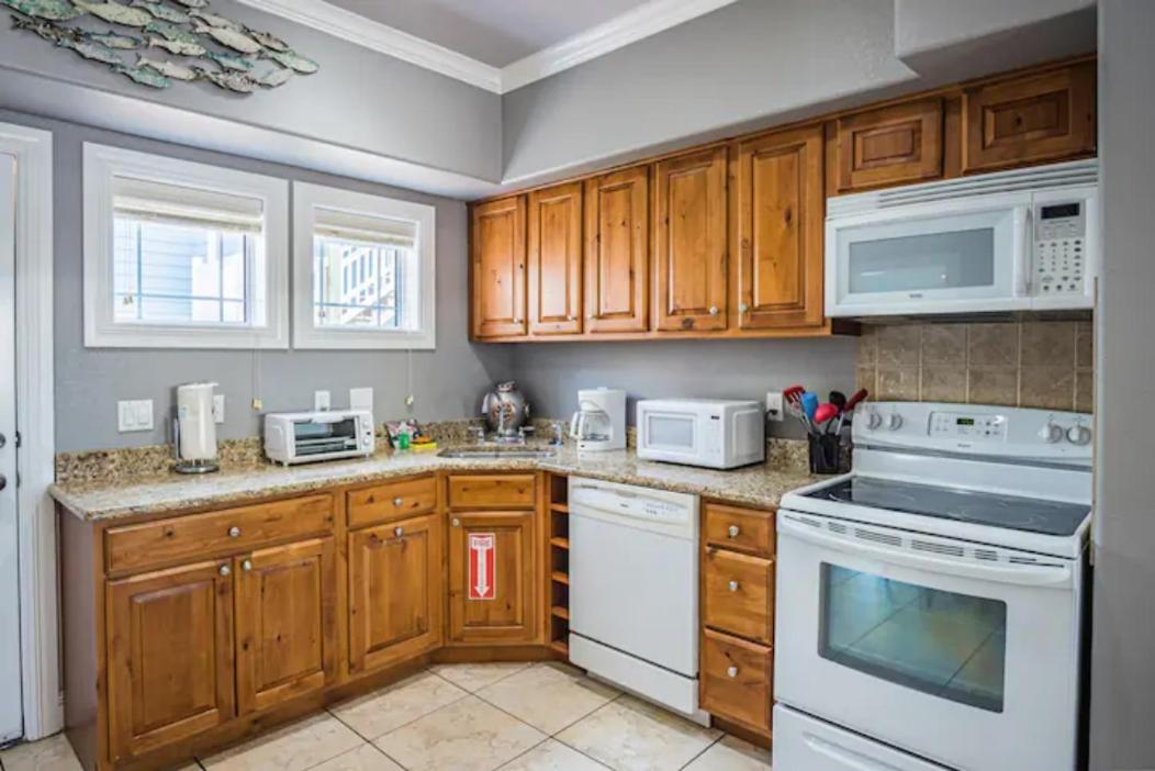 7 Bedroom Home Steps To The Beach With 4 Patios And Pool! Sleeps 20 Port Aransas Bagian luar foto