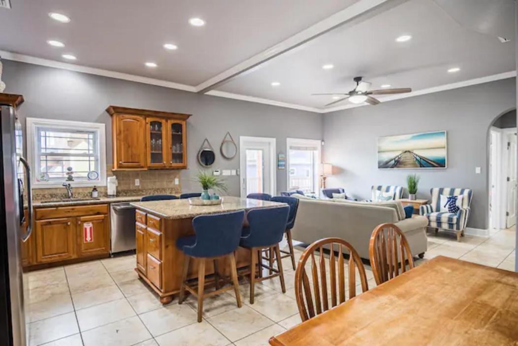 7 Bedroom Home Steps To The Beach With 4 Patios And Pool! Sleeps 20 Port Aransas Bagian luar foto